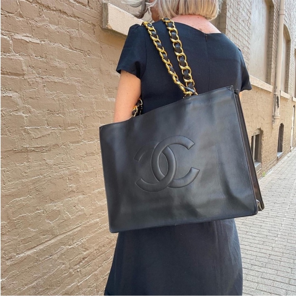 Authentic CHANEL black leather tote bag large gold GG chain straps - Picture 2 of 16